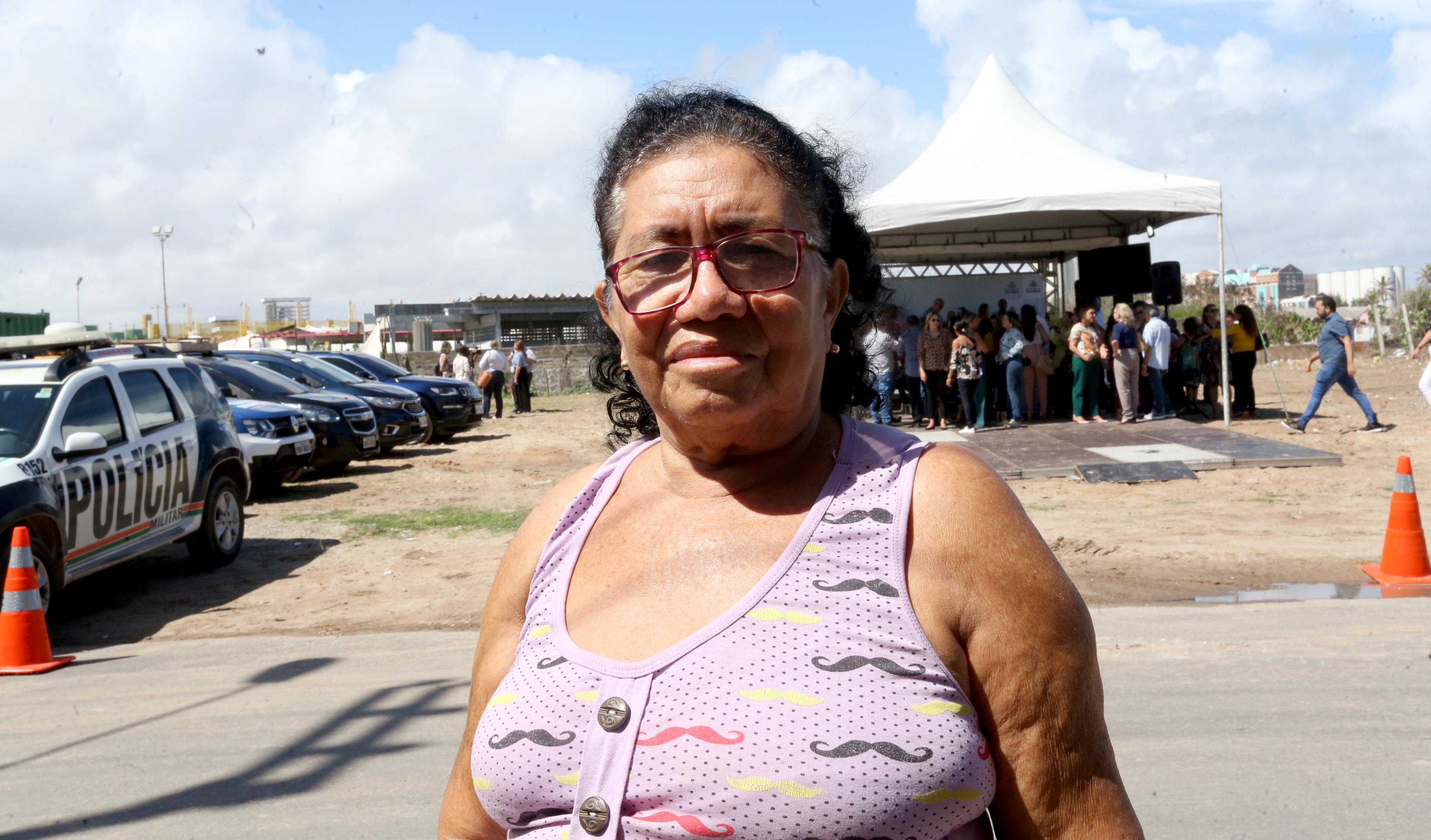 mulher posa para foto sorrindo